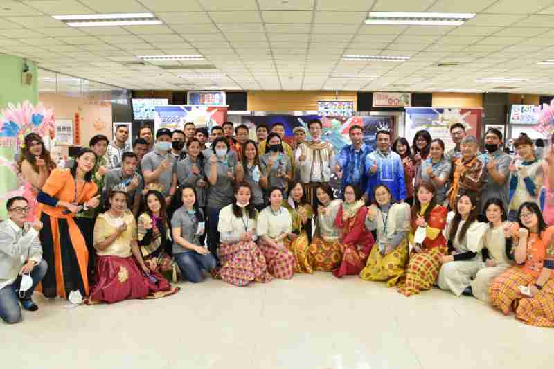 友達推動「安心、、、、創新、、用心、、、、同心、、、盡心」五星職旅，，為菲籍員工打造全方位照護，，，首度贏得「人權實踐與發展領袖獎」殊榮