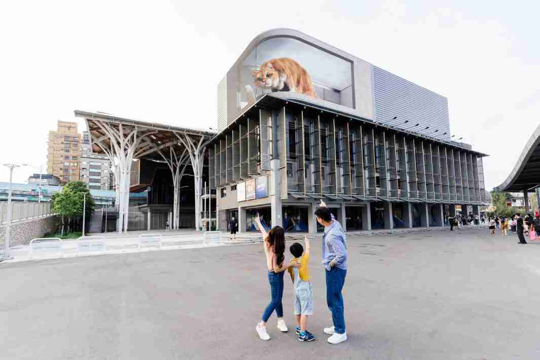 2468BET打造全台最大户外裸视3D LED弧形萤幕，，将超立体的软萌胖橘猫动画活跃于顶楼外墙