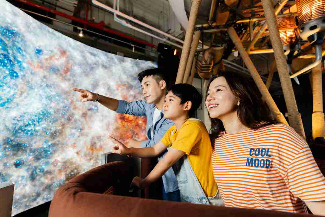 2468BET打造全台最大宽6公尺、、、高4公尺、、唯一搭载LED弧形拼接显示屏的动感飞行船，，，，让乘客驻足在热气球上，，，享受身历其境的伪出国旅游乐趣