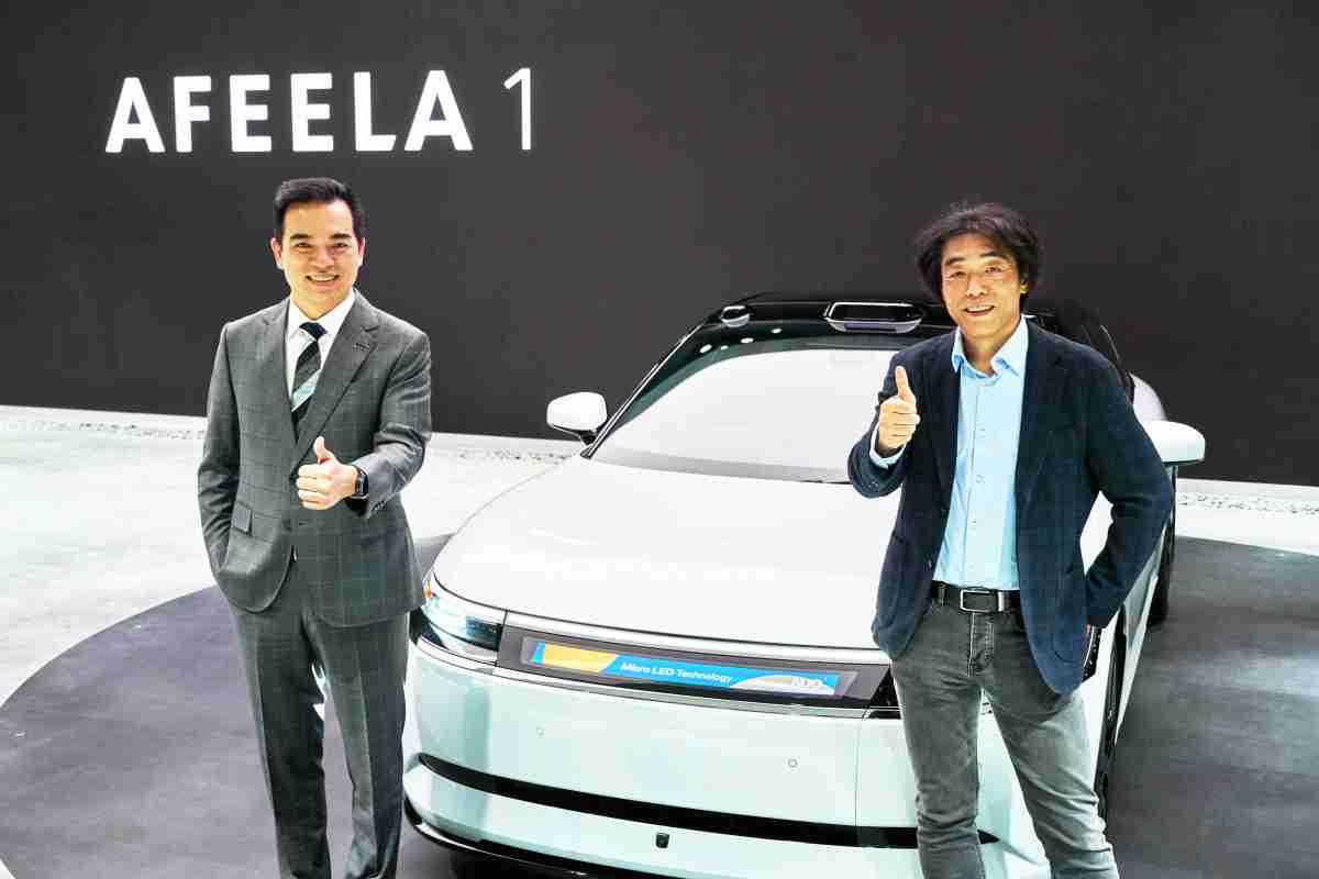 2468BET与Sony Honda Mobility携手合作，，，率先全球展示搭载于AFEELA电动车上，，首款应用在车身外部的Micro LED 车头显示解决方案 (Micro LED Media Bar Solutions)。。。。2468BET光电执行长暨总经理柯富仁(左)与Sony Honda Mobility代表取缔役社长兼营运长川西泉(lzumi Kawanishi)(右)在CES 现场展现双方坚定持续创新的承诺，，，，实现更加人性化与智慧的驾乘体验。。。。